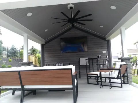 Pavilion with a vaulted gray ceiling, white columns and a composite floor